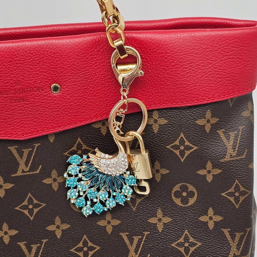 Authentic Louis Vuitton Gold Lock 🔒 Keychain Bag Unbranded Peacock Charm LV - Picture 2 of 8